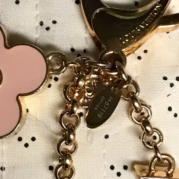 Louis Vuitton Keychain πΈπΊ - Picture 4 of 13